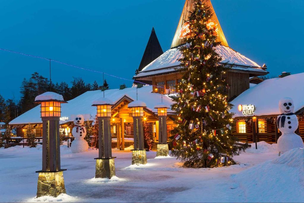 Top 10 Best Christmas Destinations in the USA 2024